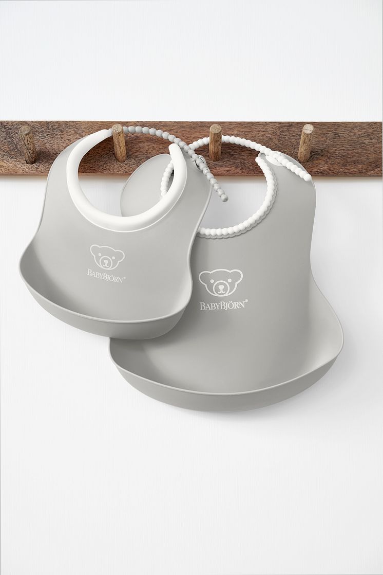 046762-feeding-bib-set-gray-2-pack-product-babybjorn-02.tif