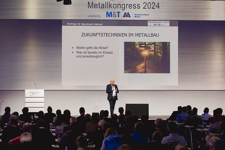 In den Vorträgen des Metallkongresses erfahren die Teilnehmenden Spannendes zu den Zukunftsthemen KI, Digitalisierung und Nachhaltigkeit – exakt zugeschnitten auf ihre Bedürfnisse als Metallhandwerker.