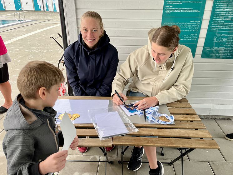 Louise och Sophie Hansson skriver autografer