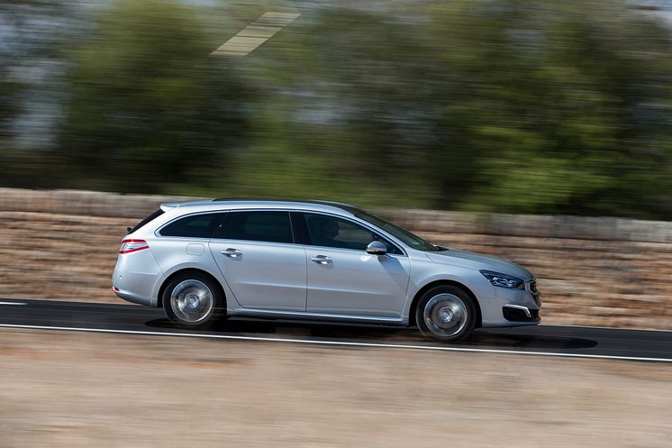 Sverigepremiär för sportigt eleganta Peugeot 508 -nytt utseende, klassledande förbrukning och nya automatlådor