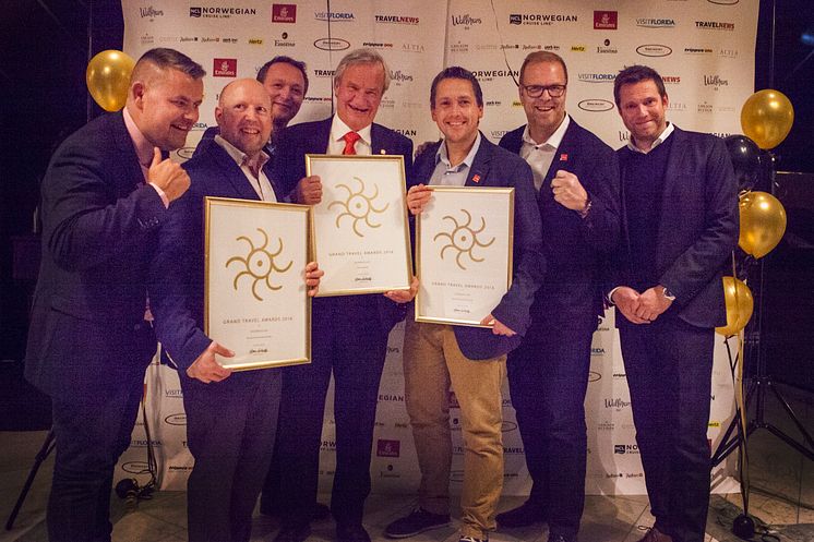  Björn Kjos tillsammans med kommersiell direktör Thomas Ramdahl, försäljningsdirektör Lars Sande och andra medarbetare vid Grand Travel Award i Oslo.