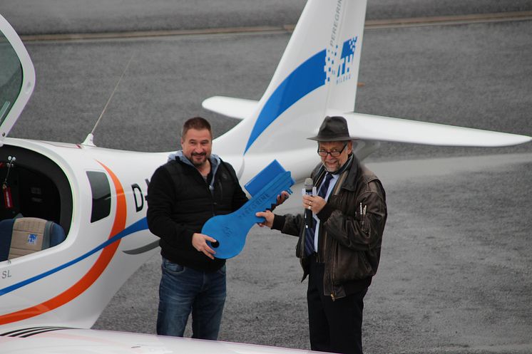 Erstes Forschungs- und Schulungsflugzeug auf dem Flugplatz Schönhagen an die Technische Hochschule Wildau übergeben