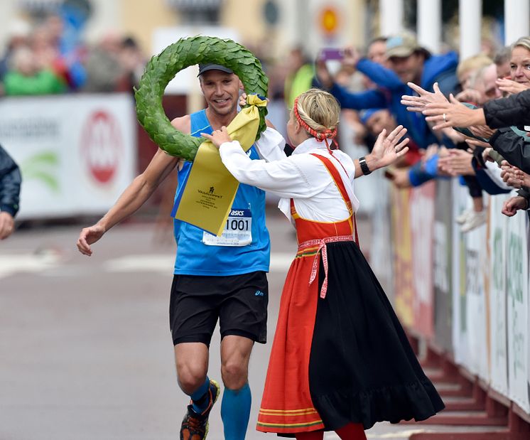 Jonas Buud vann UltraVasan 2014. Kranskulla Lisa Englund.