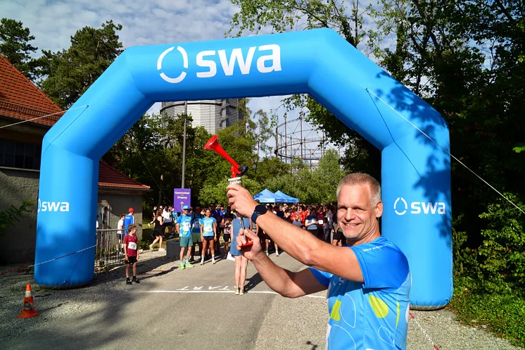 Leiter Marketing und Vertrieb der swa, Thomas Hornung gibt den Startschuss