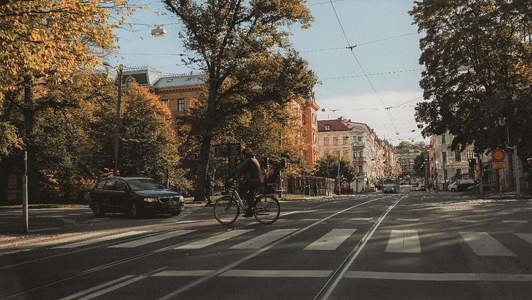 Elcyklist och bil i korsningen Viktoriagatan-Nya Allén Bild Louise Krause