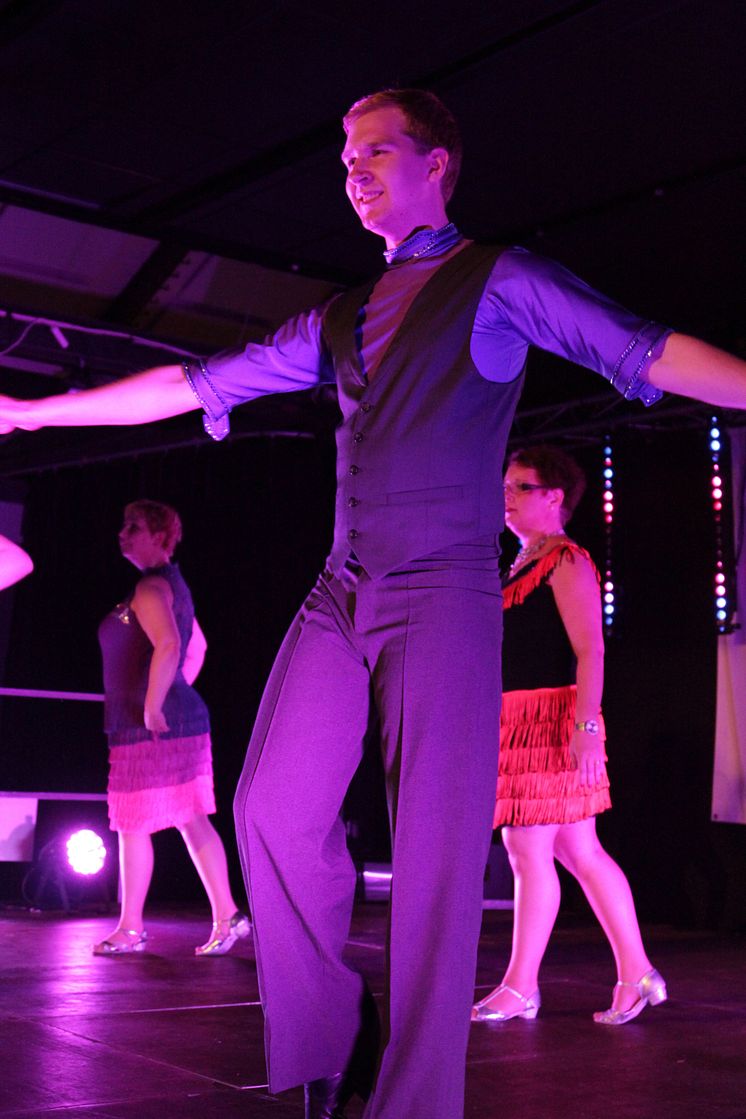Charles Åkerblom från Linköping dansar i 013-Lost in line och vann specialpris Bästa scenpersonlighet i Danskarusellens final 2014