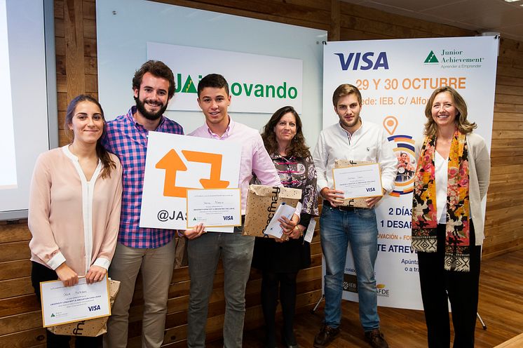 Integrantes del Proyecto Ganador (Kings Card) junto con los miembros del jurado