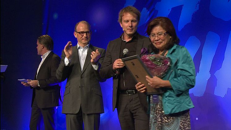 Vinner Maria Svensson sammen med driftsdirektør John Kristian Stubban og administrerende direktør Torgeir Silseth. 