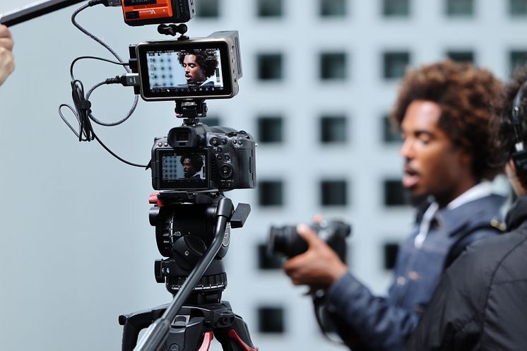 RF 16–28MM F2.8 IS STM_5_B2881_BTS_Lifestyle.JPG