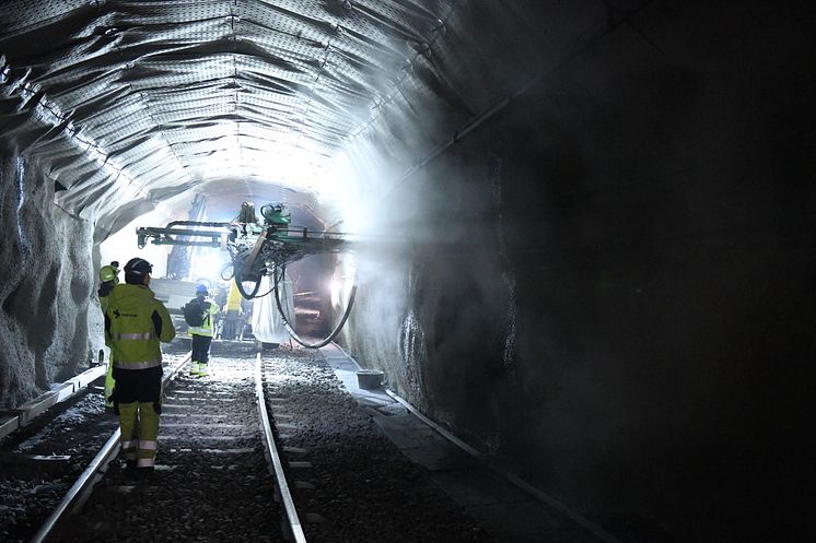 Trygg reise Mer enn 200 sikringsbolter er festet for å sikre tak og vegger, slik at T-banen kan kjøre trygt gjennom tunnelen. Foto Jan RustadSporveien.JPG