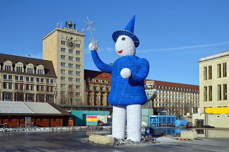 Eiswichtel-Figur auf der zukünftigen Eisbahn