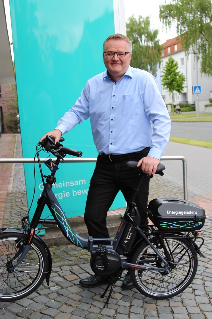 Markus Quickstern nimmt das Klapp E-Bike für die Schießsportgemeinschaft St. Hubertus Elsen entgegen.