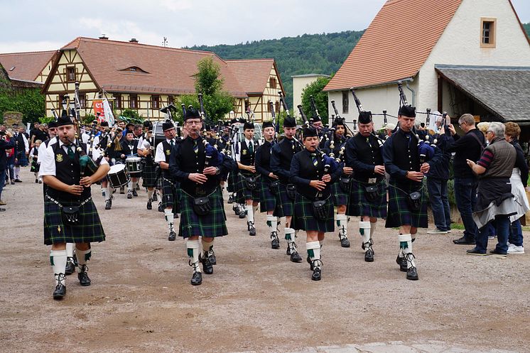 Pipes, Drums & More: Einmarsch einer traditionell gekleideten Pipe-Band