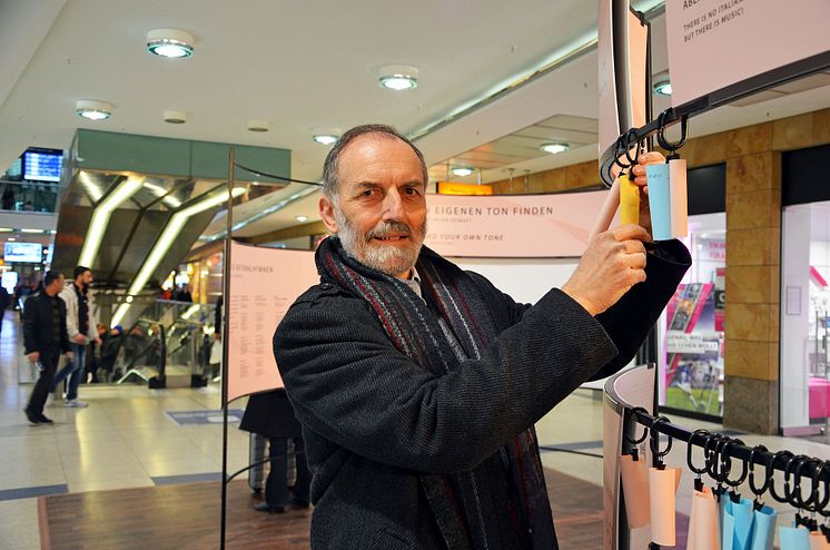 Prof. Werner Schneider, Leiter der Leipziger Notenspur-Initiative, vor der Musikalischen Flaschenpost