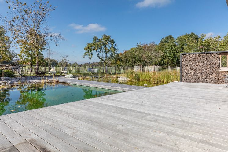 Natur pur: Schwimmdeck aus Kebony