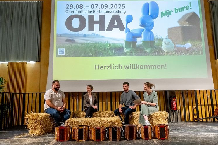 Drei Jungbauern und -bäuerinnen sprechen mit der Moderatorin über tägliche Herausforderungen.
