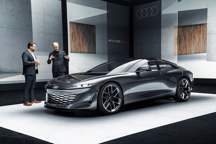 Utvecklingschef Oliver Hoffman och Designchef Marc Lichte premiärvisar Audi grandsphere concept i samband med IAA 2021.jpeg