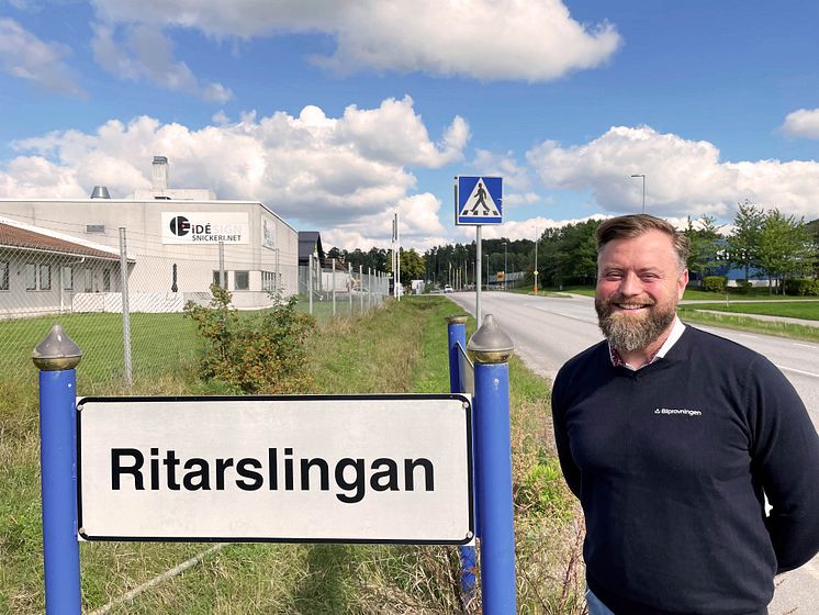 Pressbild_regionchef_Fredrik Walther_vid Bilprovningen Täby_Arninge.jpg