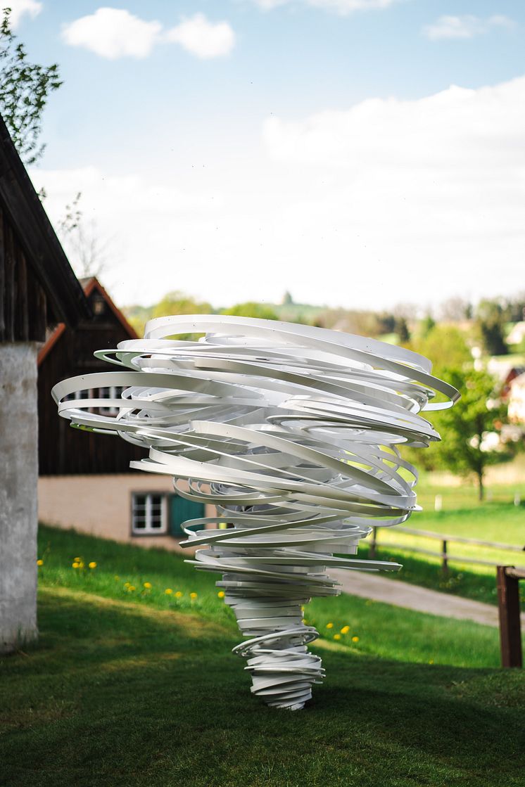 PurplePath_ TwisterAgain_Skulptur vor Wiese_hochkant_FotoErnestoUhlmann.jpg