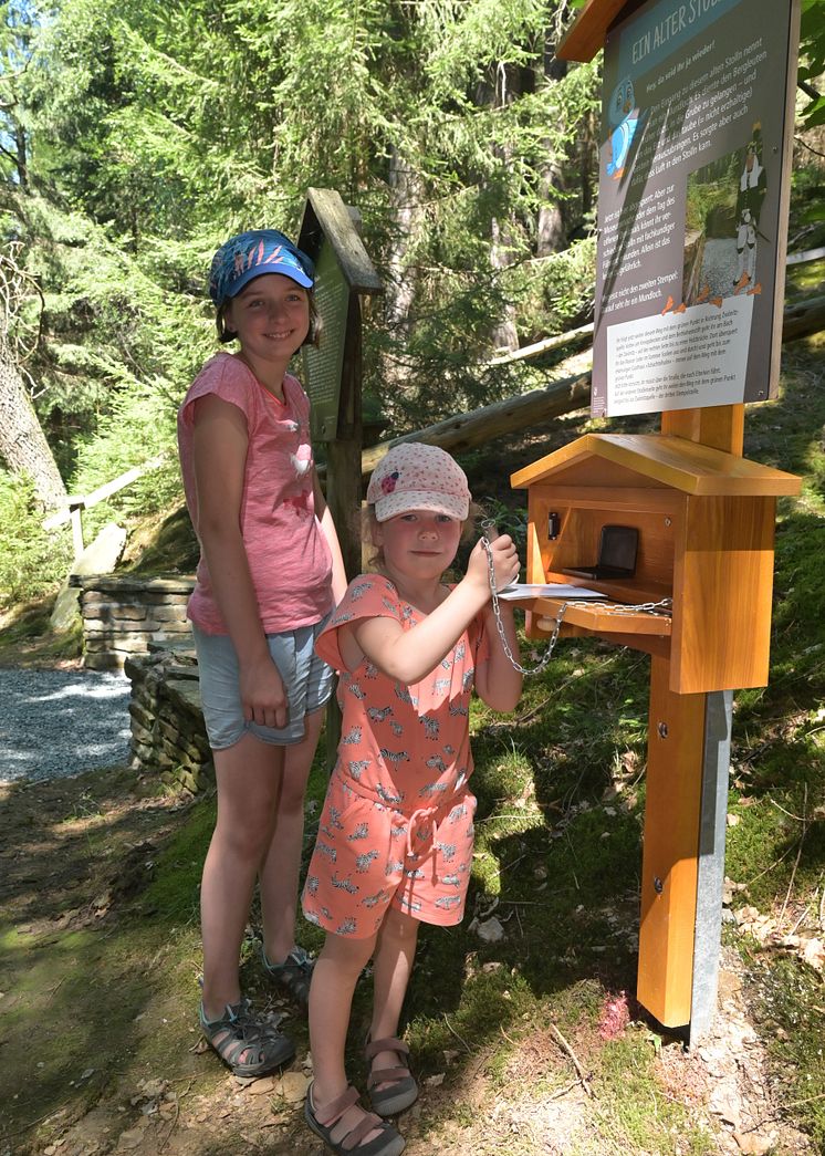 Marie und Luisa an Wanderstation mit Stempelstelle_1. Zwönitzer Familienwanderweg©Ralf Wendland_Stadt Zwönitz