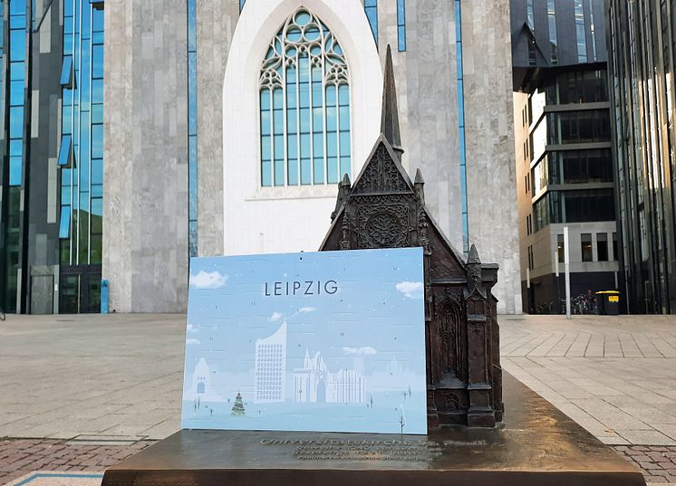 Adventskalender Leipzig vor dem Modell der Universitätskirche 