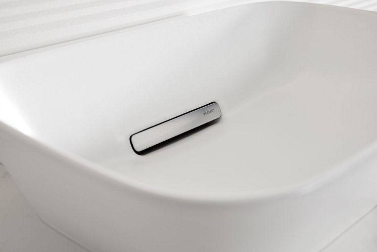 2024 Geberit Mix & Match ONE lay-on horizontal drain white matt close-up_Big Size.jpg