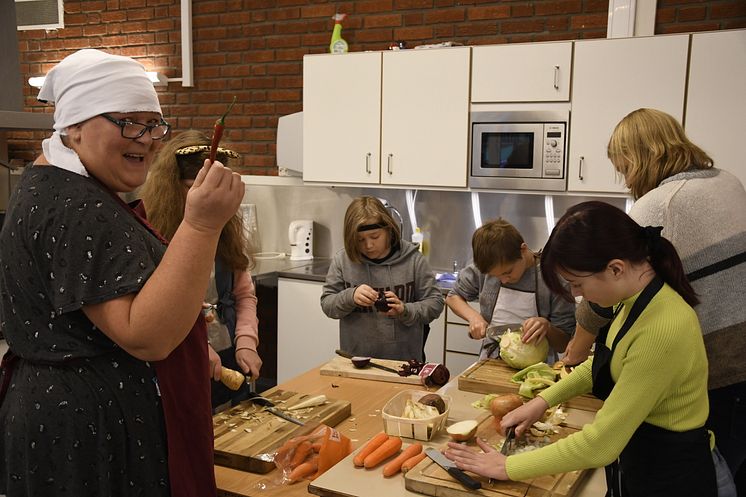 Målselv Helene Foshaug saman med elevar 