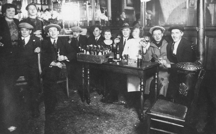 Sømænd på landlov. Med øl og piger. Ca. 1920. 