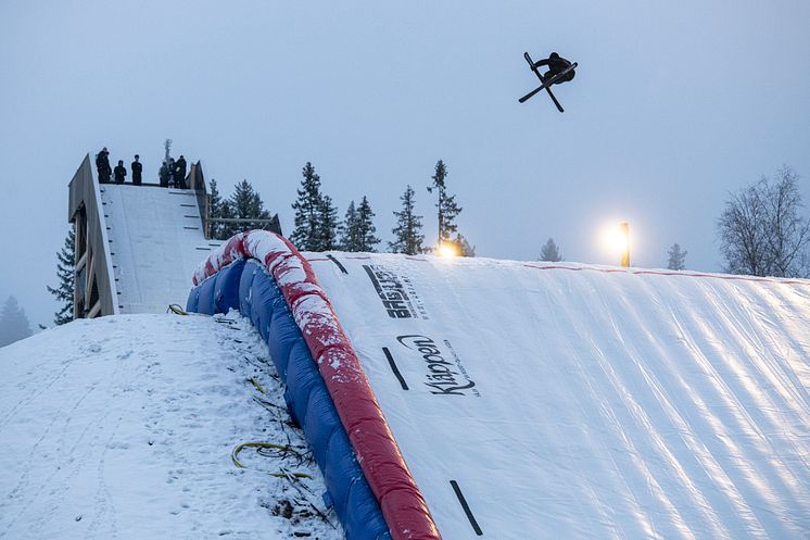 Jesper Tjäder hoppar i träningsanläggningen i Kläppen Park