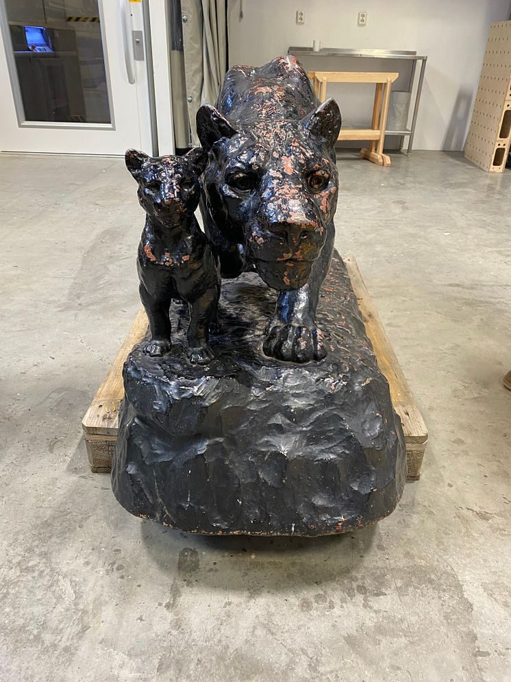 The sculpture Lioness and cubs