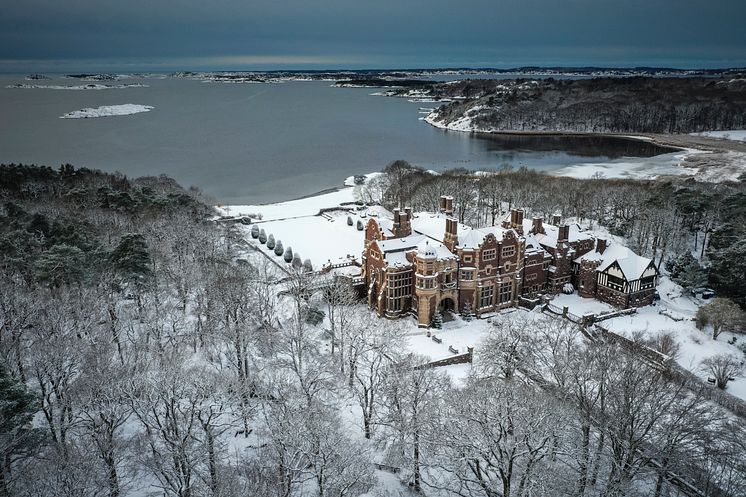 Slottet inbäddat i snö