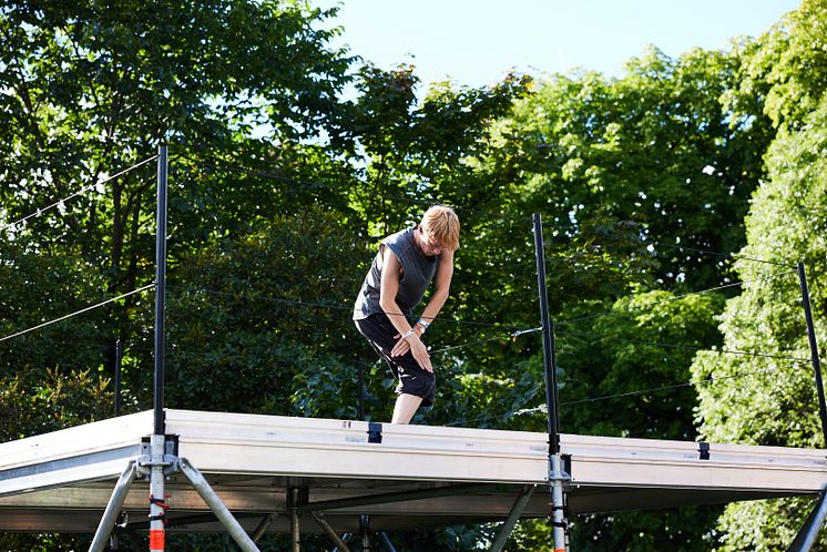 En av danserne fra Performance som fremføres under Øyafestivalen