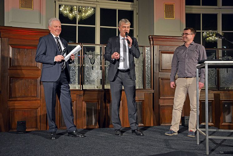 Karsten Schütze (Oberbürgermeister von Markkleeberg, 2.v.l.) und Stephan Mann (Personenschifffahrt im Leipziger Neuseenland, 1.v.r) 