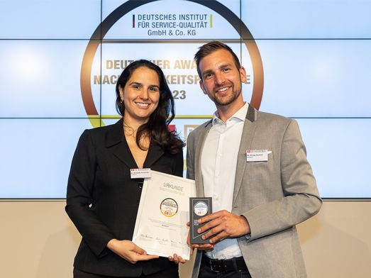 Deutscher Award für Nachhaltigkeitsprojekte Schleich_Kimberly Simancas und Dr. Philipp Hummel (vl) (c) Pedro Becerra_ntv_DISQ_DUP