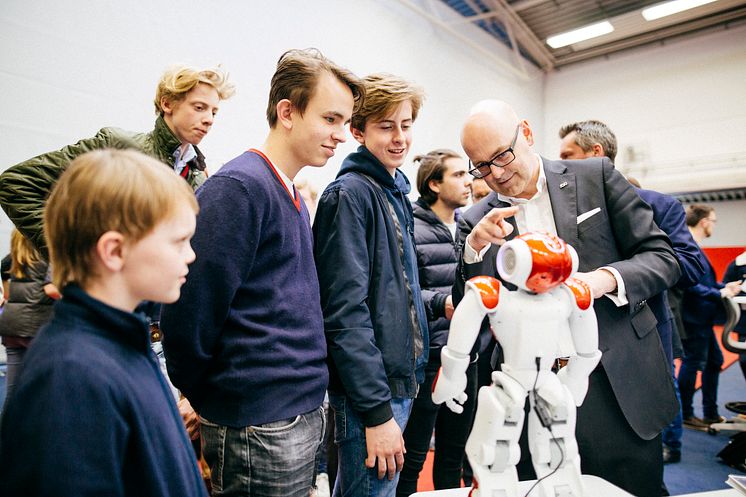 Plus-MINT Schüler und Ministerpräsident Torsten Albig beim Weltmarktführer-Forum