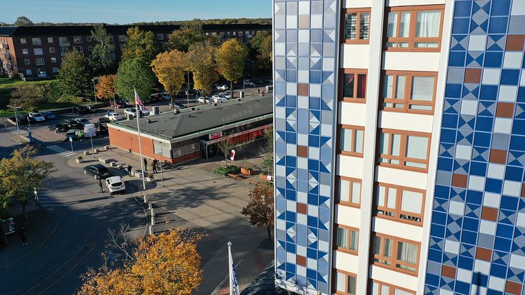 Bild - Solceller Friskvaderstorget närbild fasad Bostadsbolaget