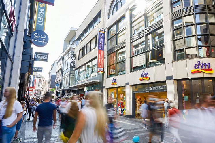 dm-Markt in einer Einkaufsstraße