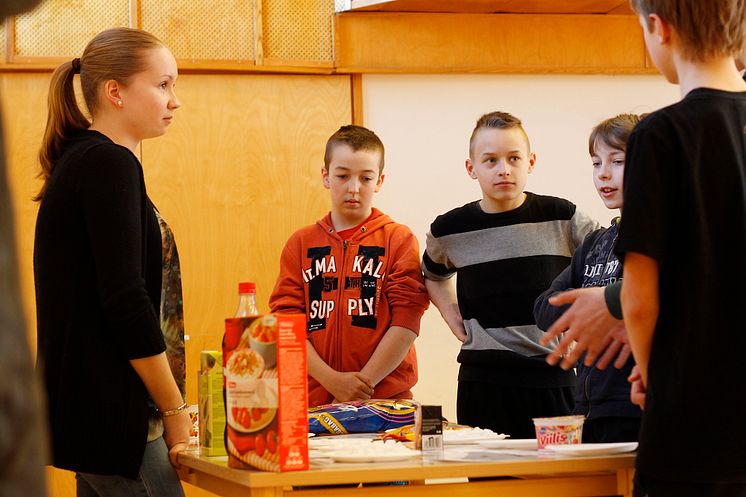 Elintarvikenäyttely havainnollisti sokerin määrää herkuissa Tampereen Kissanmaan koulussa Sydänviikolla