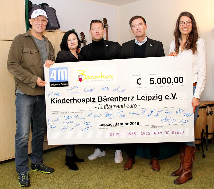  4Motions GmbH spendet 5000 Euro: Ex-Boxprofi Axel Schulz bringt Fröhlichkeit mit
