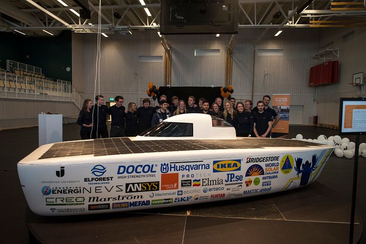 JU Solar Team tillsammans med den färdiga bilen