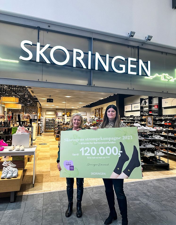 120.000 kr til Børnecancerfonden fra alle Skoringens butikker og kunder