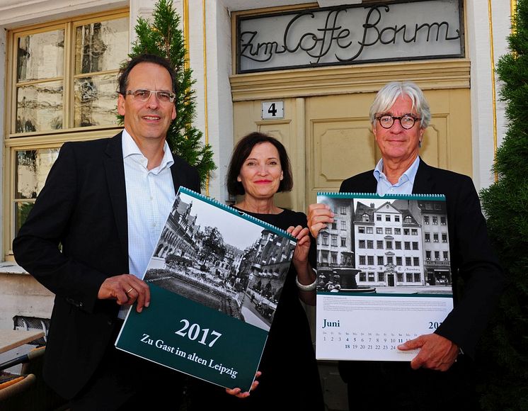 Volker Bremer und Marit Schulz (LTM GmbH) präsentieren gemeinsam mit Dr. Volker Rodekamp (Stadtgeschichtliches Museum Leipzig) den historischen Leipzig-Kalender 2017