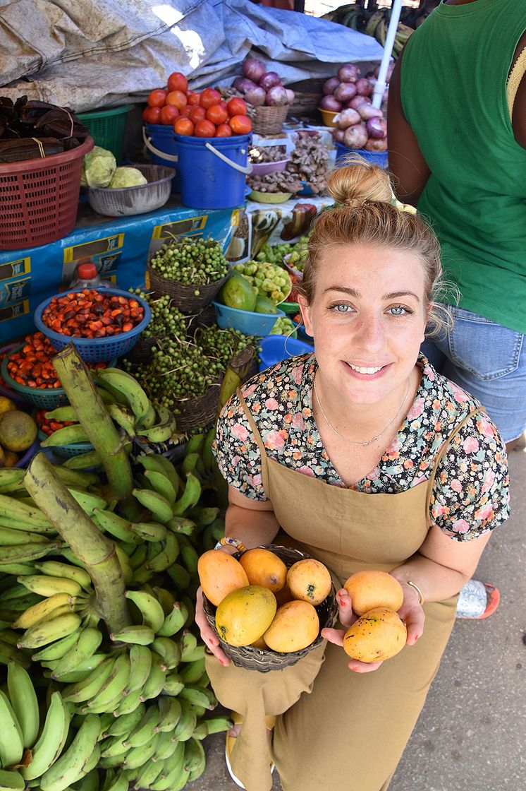 Frida på matmarknad i Ghana.JPG