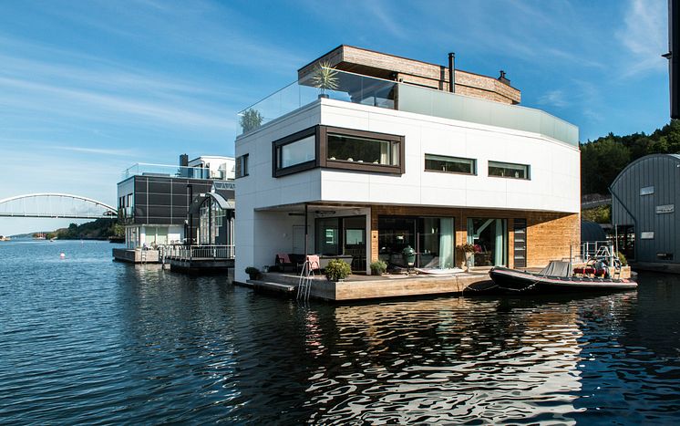 Flytande villan med vit fibercement Cembrit Patina