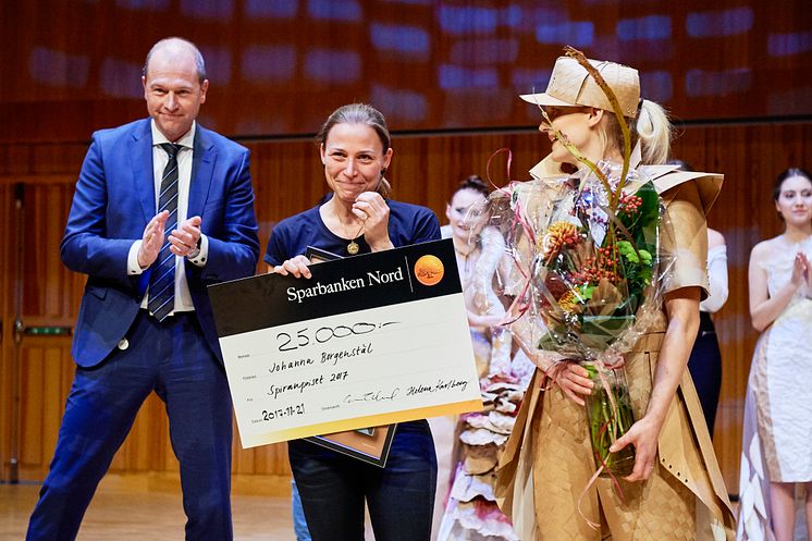 Sparbanken Nords vd, Gunnar Eikeland, tillsammans med vinnaren  Johanna Borgenstål och modellen Klara Degerman.