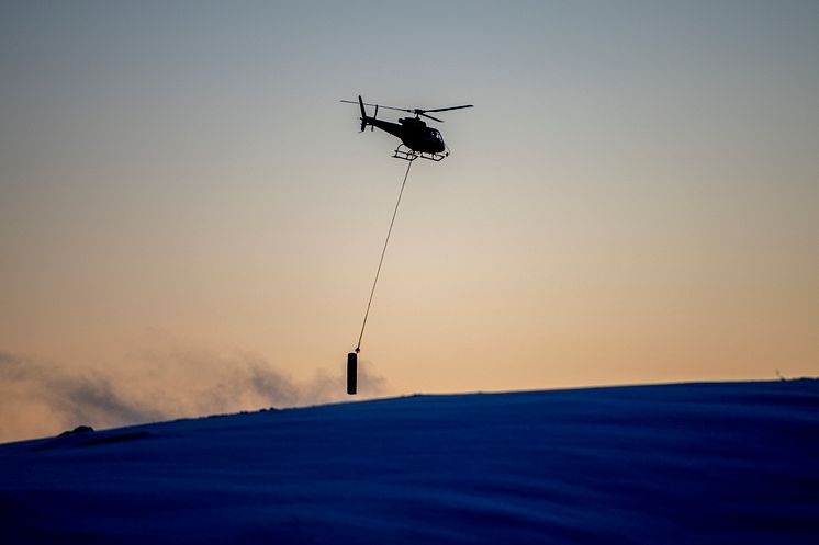 Helikopterfrakt av maste-element Roan vindpark desember 2017