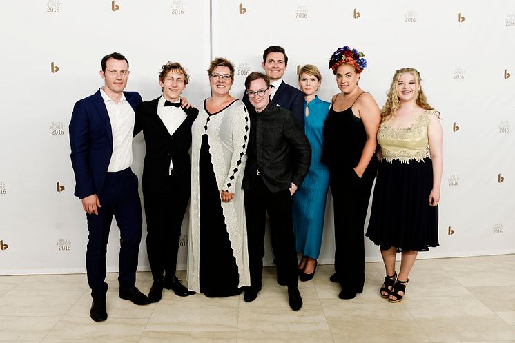 Årets Talenter 2016. Fra venstre: scenograf Franziska Zahle, skuespiller Kristoffer Helmuth, instruktør Liv Helm, skuespiller Marie Knudsen Fogh, sanger Morten Grove Frandsen, sanger Nanna Rossen, skuespiller Simon Sears og danser Tobias Praetorius.