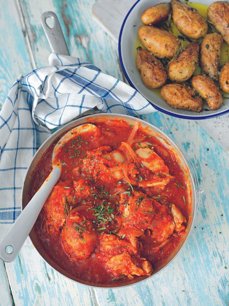 Delizierecept: Tomatbräserad kyckling med vitt vin och rosmarin