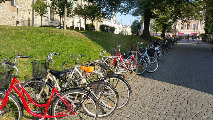 Cyklar vid Nikolaikyrkan i centrala Örebro.