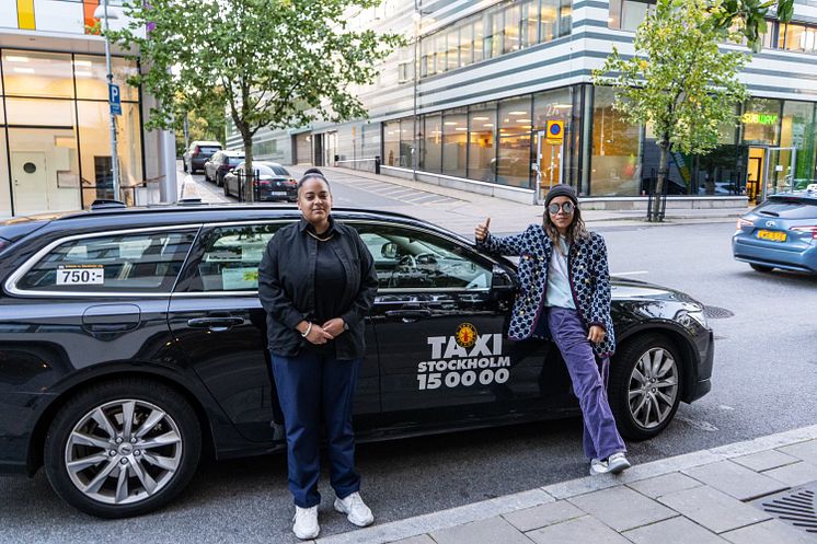 Nikeisha Andersson och Naomi Cifuentes Grueso, poserar vid en bil från Taxi Stockholm